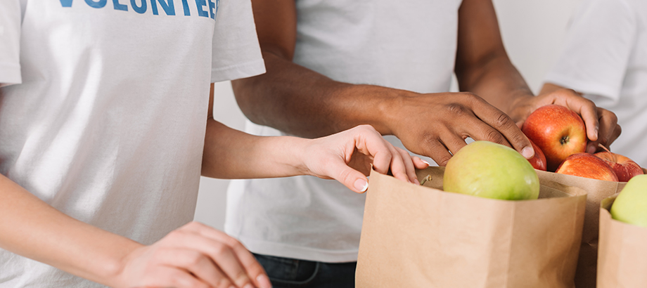 4 Ways to Incorporate Volunteering into Your Wellness Program